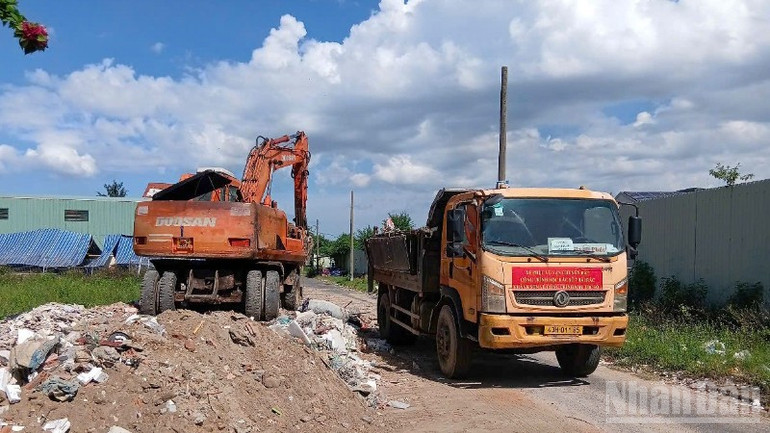 Phường Liên Chiểu triển khai công tác dọn dẹp chất thải xây dựng đổ trộm, sau phản ánh của bài “Đà Nẵng: “Rác tặc” đổ trộm gây ô nhiễm môi trường” đăng trên Báo Nhân Dân điện tử ngày 14/7. ndo_br_img-1366-1889.jpg