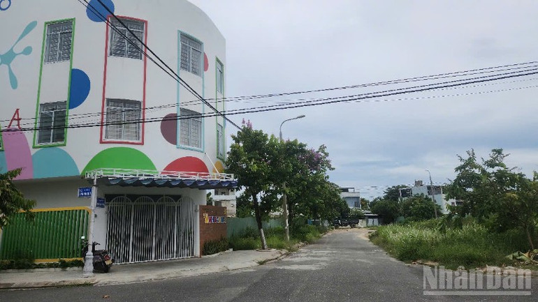 Bãi tập kết chất thải rắn xây dựng ô nhiễm nằm cạnh trường mầm non. ndo_br_4f8d6abf03f28aacd3e3-4209.jpg
