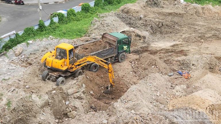 Bãi tập kết gây ô nhiễm không khí và tiếng ồn trong khu dân cư. ndo_br_140f2b9243dfca8193ce-2067.jpg