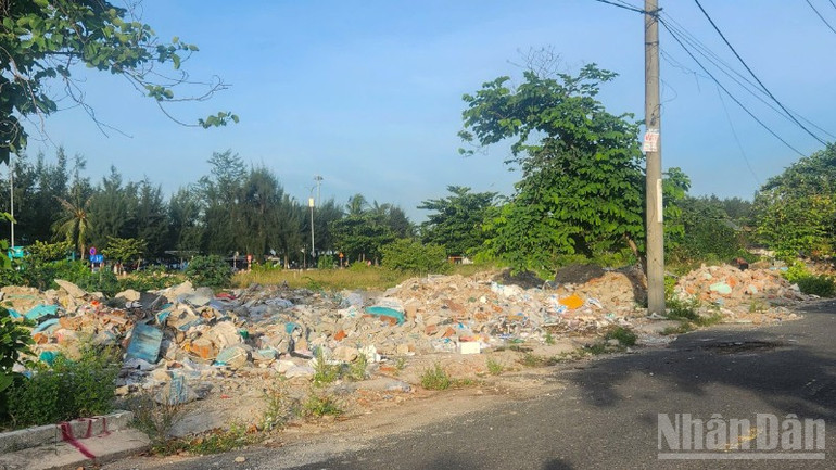 Chất thải xây dựng kèm rác trên tuyến đường Xuân Thiều 21 (phường Hải Vân). ndo_br_z6825228348635-38e082bb2e05e1374f4e4f794c69bc6b-1975.jpg