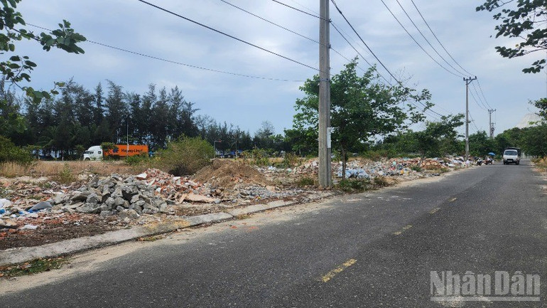 Số thuốc được phát hiện trên tuyến đường thường xuyên đổ trộm chất thải. ndo_br_z6689925807947-cd128a32ddeae34b1dfeeaeca4cf4730-5077.jpg