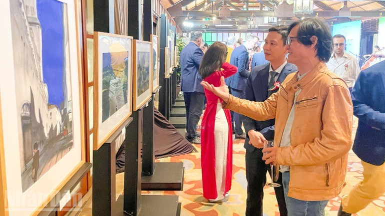 Họa sĩ và đại biểu trao đổi về các tác phẩm nghệ thuật tại buổi lễ. ndo_bl_img-1014-6053.jpg