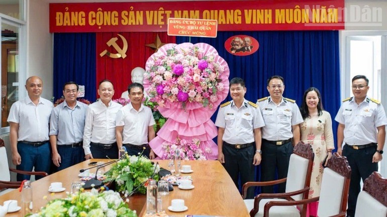 Đoàn công tác Đảng ủy, Bộ Tư lệnh Vùng 3 Hải quân thăm, chúc mừng Cơ quan Đại diện Báo Nhân Dân tại miền trung-Tây Nguyên. ndo_tr_e2d417a5-543c-4502-a335-e006aff6430d-1380.jpg