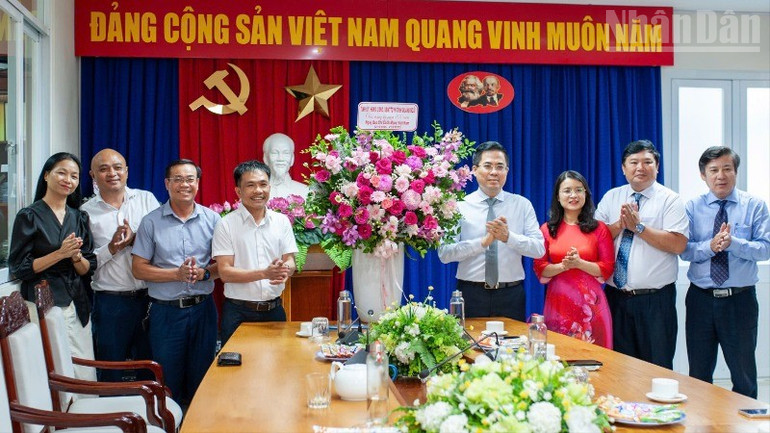 Chủ tịch Ủy ban nhân dân tỉnh Quảng Ngãi Nguyễn Hoàng Giang thay mặt Tỉnh ủy, Hội đồng nhân dân, Ủy ban nhân dân, Ủy ban Mặt trận Tổ quốc Việt Nam tỉnh Quảng Ngãi tặng hoa chúc mừng. ndo_tr_efa226a0-97bd-4d67-87a8-85ca4fc7b71f-6460.jpg