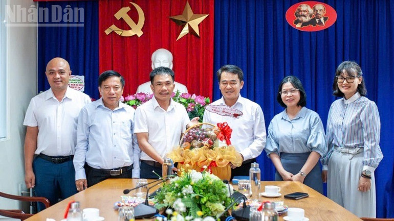 Đoàn công tác Đảng ủy, Ủy ban nhân dân thành phố Đà Nẵng thăm, chúc mừng Cơ quan Đại diện Báo Nhân Dân tại miền trung-Tây Nguyên. ndo_tl_8b0c0fa9-0cf0-45dc-9cbf-f330569ef47a-1744.jpg