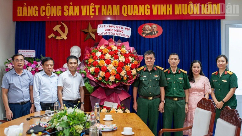 Đoàn công tác Cục 11 (Tổng cục 2, Bộ Quốc phòng) thăm, chúc mừng Cơ quan Đại diện Báo Nhân Dân tại miền trung-Tây Nguyên. ndo_tr_2d919ebd-707e-4b48-95d6-391efc88073c-583.jpg