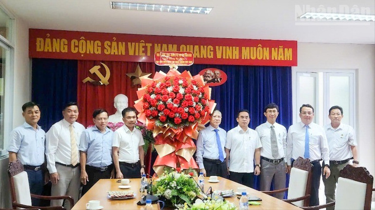 Phó Bí thư Thường trực Tỉnh ủy Quảng Nam Nguyễn Đức Dũng thay mặt Tỉnh ủy, Hội đồng nhân dân, Ủy ban nhân dân, Ủy ban Mặt trận Tổ quốc Việt Nam tỉnh Quảng Nam tặng hoa chúc mừng. ndo_tr_7ac63975-d412-40e0-a663-0e0ba6a62b02-4516.jpg