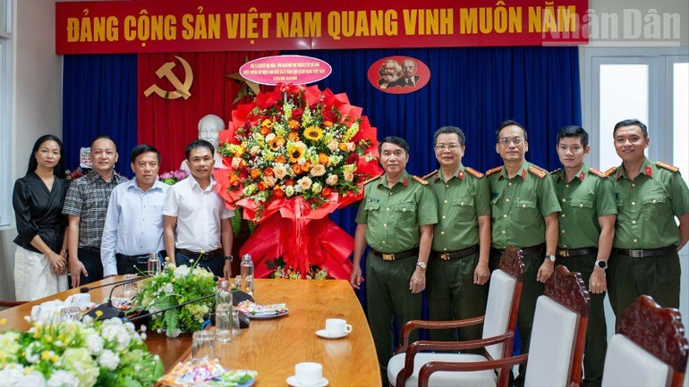 Đoàn công tác Công an thành phố Đà Nẵng thăm, chúc mừng Cơ quan Đại diện Báo Nhân Dân tại miền trung-Tây Nguyên. ndo_tr_acd9b679-aa01-4e7c-b6a2-69a5fdf95a80-6087.jpg