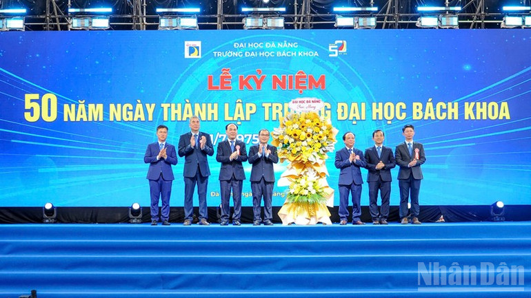 Trường đại học Bách khoa - Đại học Đà Nẵng đón nhận lẵng hoa chúc mừng của Đại học Đà Nẵng. ndo_br_z6773869660931-d47802bffa6510720f5dd29e957505d8-4957.jpg