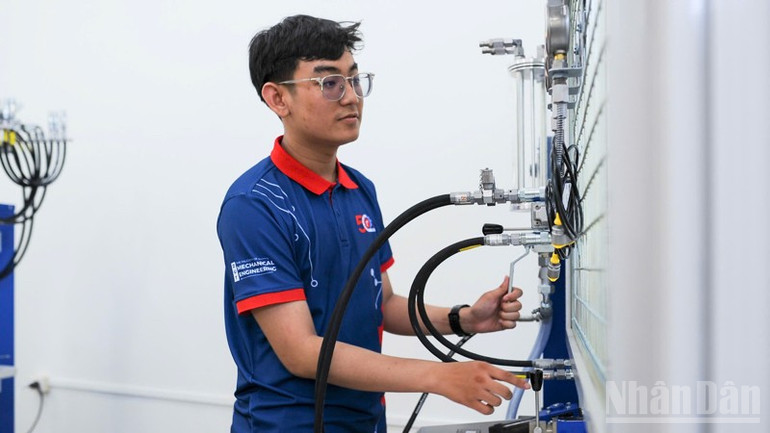 Sinh viên tìm hiểu Phòng Thí nghiệm trọng điểm Quốc gia dùng chung Cơ điện tử và Ứng dụng. ndo_br_z6773928300804-de31dc48219c7d44a3a44311af0e39fa-8442.jpg