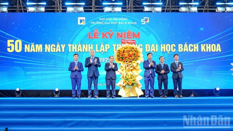 Trường đại học Bách khoa, Đại học Đà Nẵng đón nhận lẵng hoa chúc mừng của lãnh đạo thành phố Đà Nẵng. ndo_br_z6773869589490-d2376e87658cfc8ce726d565951ed203-2698.jpg