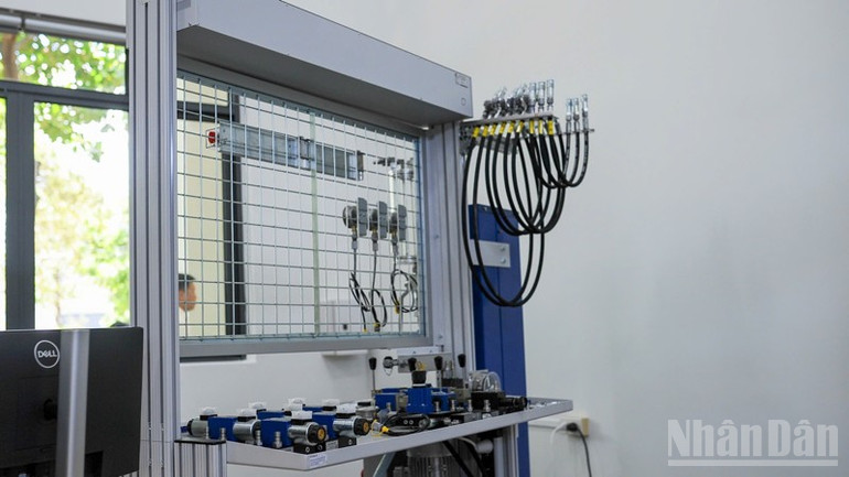 Các thiết bị tại Phòng Thí nghiệm trọng điểm Quốc gia dùng chung Cơ điện tử và Ứng dụng. ndo_br_z6773928298208-8f124eca527a2982196c2f602fa89313-3389.jpg