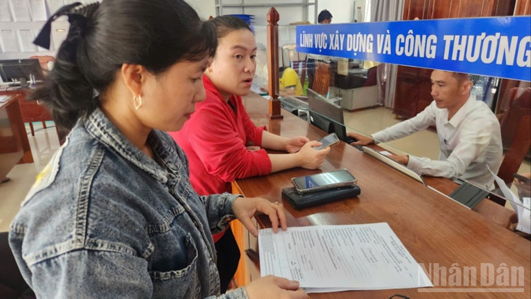 Người dân đến làm thủ tục hành chính tại phường Bàn Thạch, thành phố Đà Nẵng. ndo_br_0c4ce4e7f07c47221e6d-2131-717.jpg