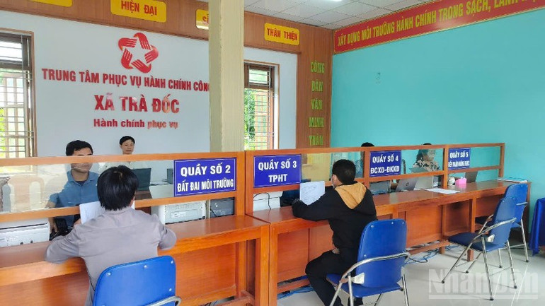 Trung tâm phục vụ hành chính công xã Trà Đốc hoạt động phục vụ thủ tục hành chính cho người dân. ndo_br_3915ba27bebc09e250ad-4100.jpg