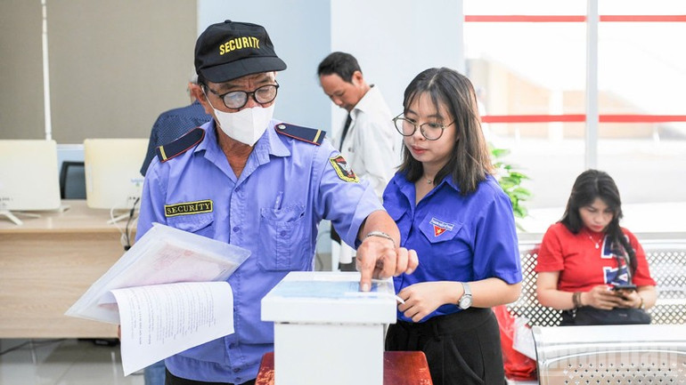 Đoàn viên hướng dẫn người dân lấy số tại phường Thanh Khê. ndo_br_z6760029091552-87f5b9184db9f256852face391d95934-999.jpg