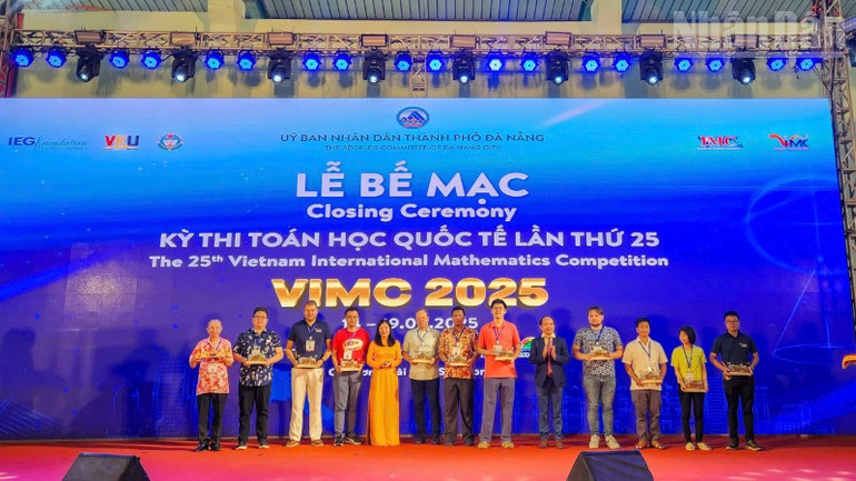 Le Comité d’organisation a décerné des médailles commémoratives aux membres du Comité international de l’IMC. ndo_tr_z6920032485240-3202dc917f8ce6dfe84d84ebd5ede8c7-9958.jpg