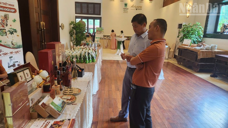 Các đại biểu tham quan triển lãm các gian hàng của các doanh nghiệp trong không gian hội thảo. ndo_tr_z7150393153653-8c30c6ac6256485157d4e8d514a1d156-8333.jpg