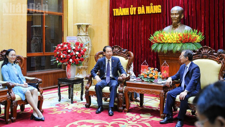 Đại sứ đặc mệnh toàn quyền nước Cộng hòa Nhân dân Trung Hoa tại Việt Nam Hà Vĩ phát biểu. ndo_tl_z6757960084766-cef662b13e4a65a7469412aec251e9b0-5574.jpg