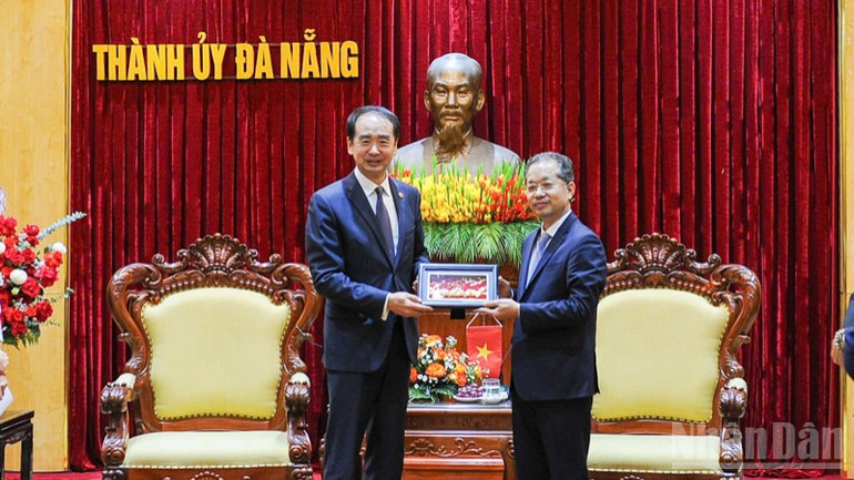 Bí thư Thành ủy Đà Nẵng Nguyễn Văn Quảng tặng quà lưu niệm. ndo_br_z6757960070431-1c7e4da37edc2e7818aaa8231b25c6c3-9424.jpg