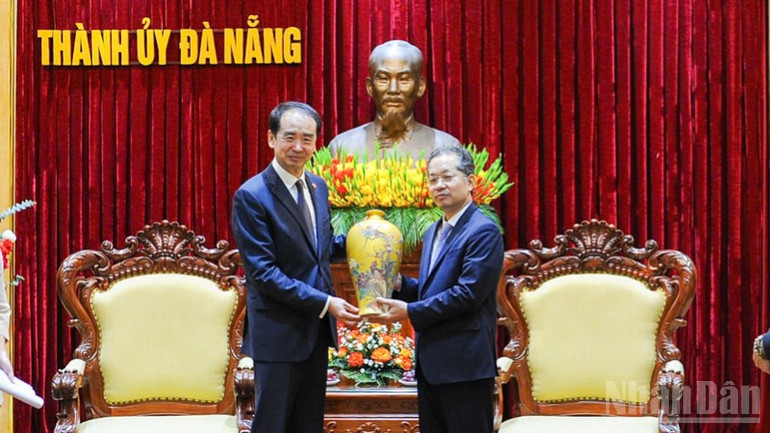 Đại sứ Hà Vĩ tặng quà lưu niệm. ndo_br_z6757960079657-aff7b85d83d59ce986c39f4249e1074c-5480.jpg