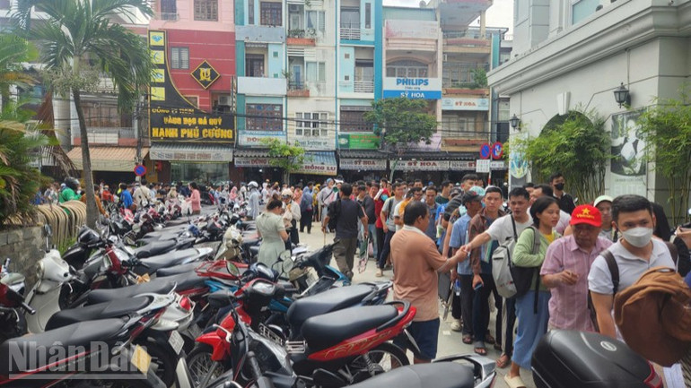 Hàng dài người xếp hàng nối đuôi nhau ra đến tận ngoài đường. ndo_bl_z6756544562402-7c51ee05bf465ba3b3b7f9fee9bfec52-3784.jpg