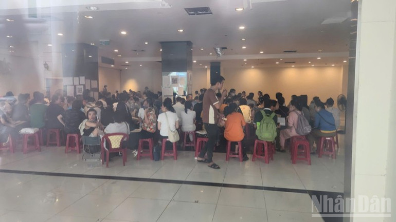 Người dân bên trong điểm tiếp nhận hồ sơ đăng ký mua nhà ở xã hội An Trung 2. ndo_br_z6756544571566-aebfbcee53deef82bbd178561a1ffcf7-8063.jpg