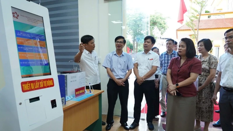 Đoàn công tác Bộ Khoa học và Công nghệ khảo sát thực tế tại Trung tâm Phục vụ hành chính công phường Phù Liễn, thành phố Hải Phòng.