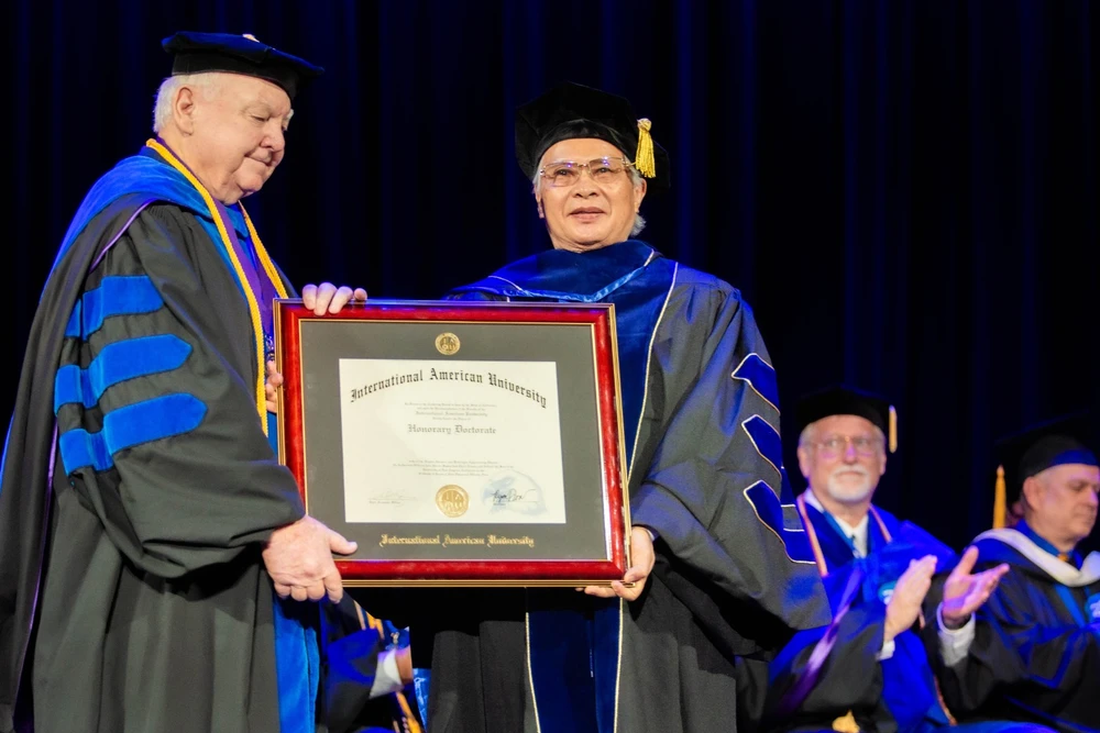 Bác sĩ Nguyễn Xuân Lam vinh dự được nhận danh hiệu Giáo sư danh dự của Trường đại học quốc tế Hoa Kỳ từ Giáo sư, Tiến sĩ Richard.H.Gayer, Giám đốc Học thuật Nhà trường.