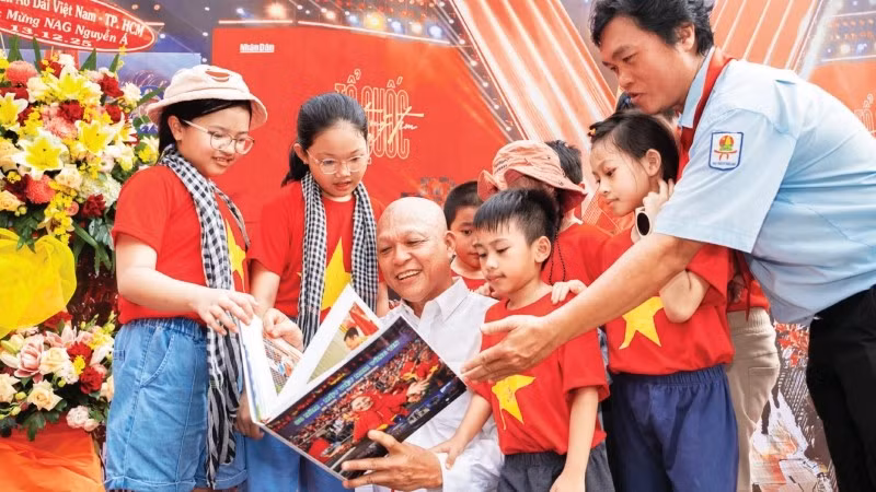 Nghệ sĩ nhiếp ảnh Nguyễn Á (áo trắng) giới thiệu sách ảnh tới công chúng.