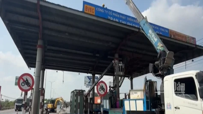 Video Ghi Lại Cảnh Thu Phí Trái Phép Trên Quốc Lộ 51 Gây Bức Xúc