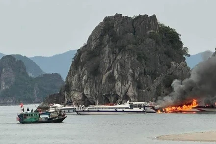 Tàu du lịch bị cháy trên vịnh Bái Tử Long.