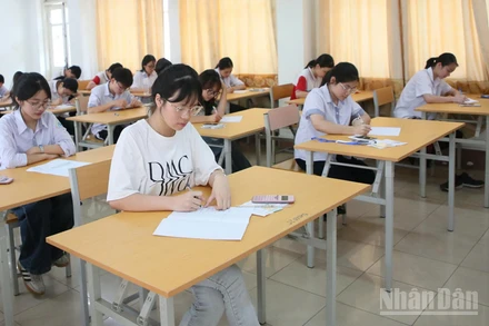 Các thí sinh điền thông tin vào giấy thi, giấy nháp, sẵn sàng làm bài thi.