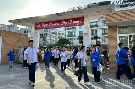 Các thí sinh bước vào thi môn Ngữ văn tại điểm thi Trường trung học phổ thông chuyên Hạ Long trong sáng 1/6.