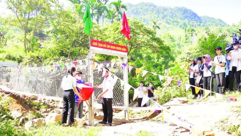 Cây cầu treo qua làng Tu Nương, xã Trà Tập hoàn thành trong niềm vui của người dân.