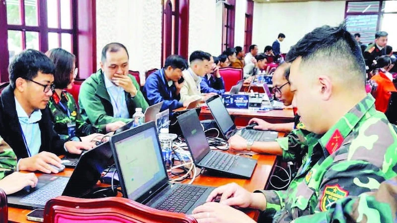 Thành viên các Đội ứng cứu sự cố an toàn thông tin mạng tỉnh Lâm Đồng xử lý sự cố trên không gian mạng tại chương trình tập huấn.