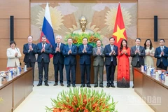 Chủ tịch Quốc hội Trần Thanh Mẫn và Phó Chủ tịch thứ nhất Hội đồng Liên bang Nga cùng đại biểu hai nước tại buổi tiếp.