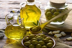 Ăn dầu ô-liu có thể làm giảm nguy cơ mắc bệnh tim mạch. (Ảnh minh họa)