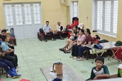 Người dân tránh bão số 5 tại Nhà văn hóa Tổ dân phố Liên Vinh, phường Hải Bình, tỉnh Thanh Hóa.