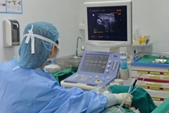 Tiến sĩ, Bác sĩ Nguyễn Thị Ánh Ngọc - Khoa Phẫu thuật tuyến giáp (Bệnh viện Nội tiết Trung ương) thực hiện kỹ thuật đốt sóng cao tần RFA cho bệnh nhân.