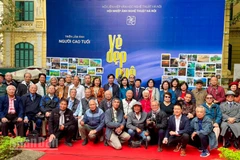 Đại biểu cùng các nghệ sĩ nhiếp ảnh cao tuổi chụp ảnh lưu niệm tại triển lãm.