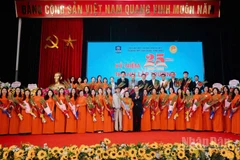 Các đại biểu và thầy, cô giáo chụp ảnh kỷ niệm.