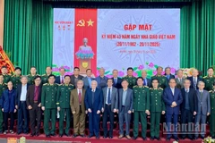 Các đại biểu chụp ảnh chung tại buổi gặp mặt kỷ niệm 43 năm Ngày Nhà giáo Việt Nam. (Ảnh: ĐỖ THOA)