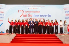 Biểu dương, khen thưởng các tập thể và cá nhân tiêu biểu trong phong trào hiến máu tình nguyện.