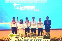 Nhóm sinh viên đoạt giải Nhất lĩnh vực kỹ thuật công nghệ nhận giải thưởng.