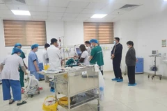 Lãnh đạo phường Hà Đông đến Bệnh viện đa khoa Hà Đồng thăm hỏi, động viên người bị nạn trong vụ cháy. (Ảnh: Phường Hà Đông)