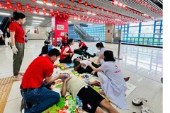 Tổ sơ cấp cứu Hội Chữ thập đỏ hỗ trợ người dân tại tuyến đường sắt Cát Linh-Hà Đông trong dịp Lễ kỷ niệm 80 năm Cách mạng Tháng Tám thành công và Quốc khánh 2/9.