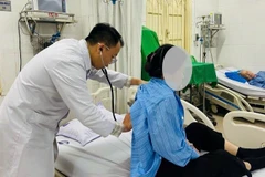 Bác sĩ Bệnh viện Nội tiết Trung ương thăm khám và điều trị cho bệnh nhân.