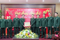Trung tướng Vũ Trung Kiên thay mặt Đảng ủy, Bộ Tư lệnh Bộ đội Biên phòng tặng quà cho cán bộ, chiến sĩ Bộ đội Biên phòng thành phố nhân dịp Tết Nguyên đán Bính Ngọ 2026.