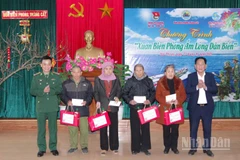 Đại tá Kiều Mạnh Hiệp, Phó chính ủy Bộ đội Biên phòng Hải Phòng và Phó Chủ tịch Ủy ban nhân dân phường Hải An Bùi Quang Ngân trao quà cho các gia đình có hoàn cảnh khó khăn.