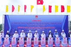 Các đại biểu thực hiện nghi thức bấm nút khởi công Trường nội trú tiểu học và trung học cơ sở Hướng Phùng.